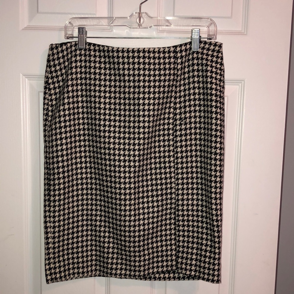 White House Black Market Black and White Houndstooth Pencil Skirt